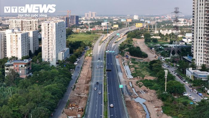 Trong khi đó, trên cao tốc TP.HCM - Long Thành - Dầu Giây, giao thông chiều 2/9 khá thông thoáng, lực lượng cảnh sát giao thông chưa phải áp dụng phương án cho xe chạy ngược chiều.