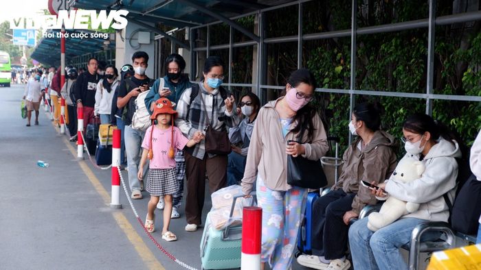 Khu vực trước và bên trong bến xe nhộn nhịp phương tiện ra vào. Hành khách sau khi xuống xe nhanh chóng rời bến, trong khi nhiều xe khác tiếp tục đưa người từ các tỉnh về thành phố.