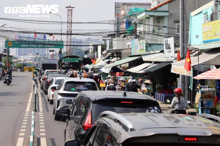 Dòng xe xếp hàng dài tại khu vực xuống phà Cát Lái phía bờ TP Đồng Nai.