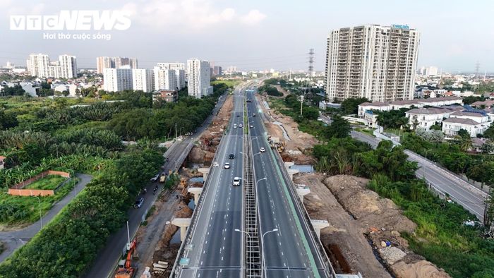Nhiều đoạn trên cao tốc thông thoáng, khoảng cách giữa các phương tiện khá xa, không xảy ra tình trạng dồn ứ kéo dài. Theo ghi nhận, lượng xe từ các tỉnh, thành phía Đông về TP.HCM trong ngày cuối kỳ nghỉ lễ giảm rõ rệt.