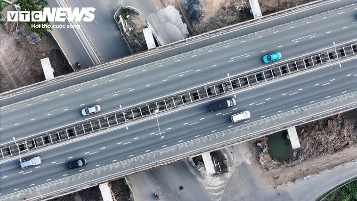 Đoạn từ trạm thu phí Long Phước về nút giao An Phú, dòng xe đi lại khá thưa, tốc độ ổn định. Khác với cảnh phương tiện nối hàng dài trên tuyến cao tốc này trong những ngày đầu và giữa kỳ nghỉ lễ, chiều 2/9, các xe di chuyển thuận lợi.