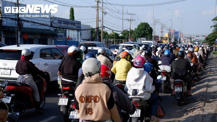 Bà Trịnh Thu Nhi, người dân từ Cần Thơ trở lại TP.HCM lo ngại tình trạng ùn tắc nên gia đình chủ động trở về sớm hơn dự định, nhưng không tránh khỏi dòng người ùn tắc ở cửa ngõ TP.HCM.
