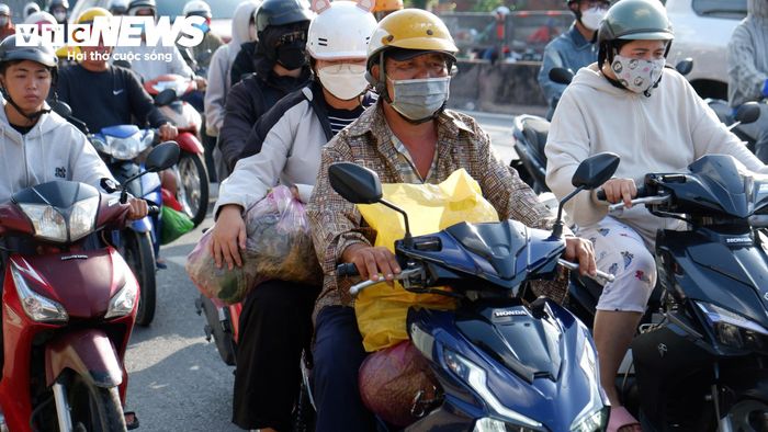Nhiều gia đình lỉnh kỉnh hành lý, balo, túi xách buộc phía sau xe, tranh thủ trở lại thành phố để chuẩn bị cho ngày làm việc và học tập sau kỳ nghỉ lễ.