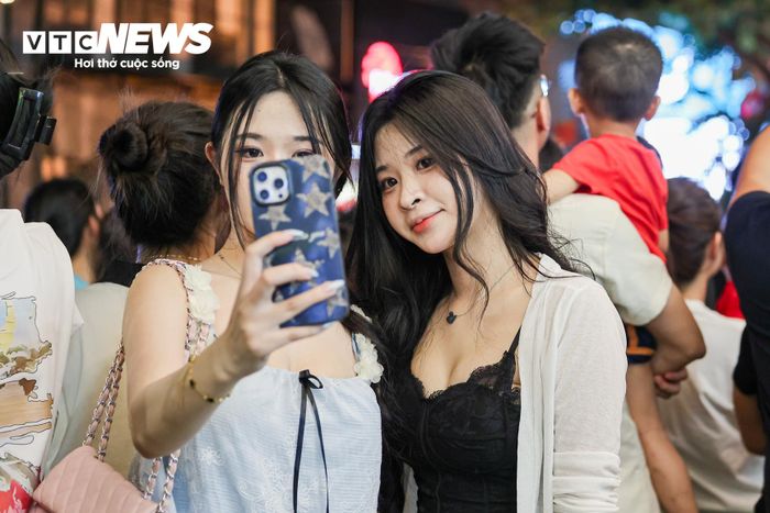 Không ít bạn trẻ tranh thủ ghi lại khoảnh khắc đặc biệt bằng điện thoại, lưu giữ những hình ảnh đáng nhớ trong đêm Quốc khánh tại Hà Nội.