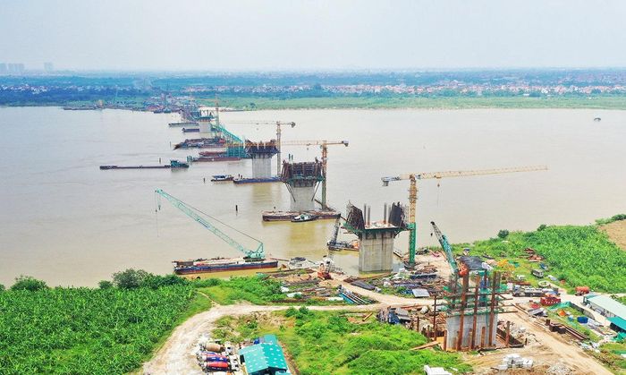 Cầu Hồng Hà nằm trên tuyến đường Vành đai 4 - một trong những công trình giao thông trọng điểm, mang tính chiến lược của thành phố Hà Nội. Ảnh: THÁI HÙNG
