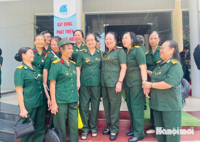 Mỗi lần hội ngộ, các nữ chiến sĩ Trường Sơn đều tay bắt mặt mừng. Ảnh: Bảo Lâm