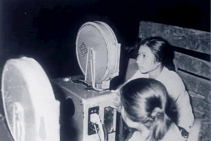 Cựu chiến binh Phạm Thị Hồng đang điều khiển máy chiếu năm 1972. Ảnh: Tư liệu