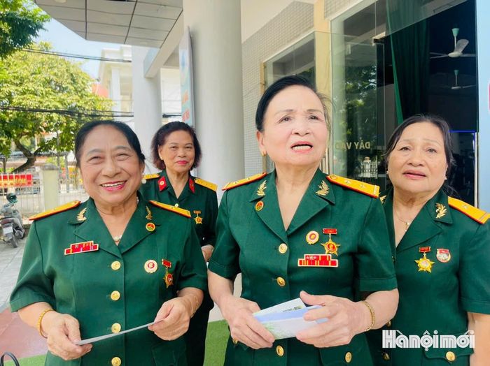 Bà Phạm Thị Hồng (trái) và bà Mai Thị Điềm (giữa). Ảnh: Bảo Lâm