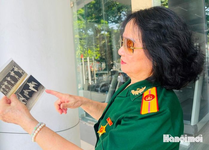 Bà Phạm Hồng Luyến khoe những bức ngày thời chiến. Ảnh: Bảo Lâm