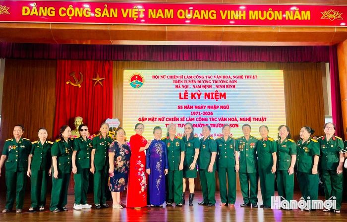 Các nữ chiến sĩ văn công Trường Sơn tại buổi gặp mặt kỷ niệm 55 năm ngày nhập ngũ. Ảnh: Bảo Lâm