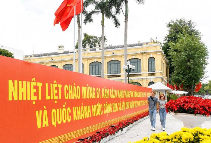Khẩu hiệu cỡ lớn chào mừng Quốc khánh 2-9 trên tuyến phố Đinh Tiên Hoàng.