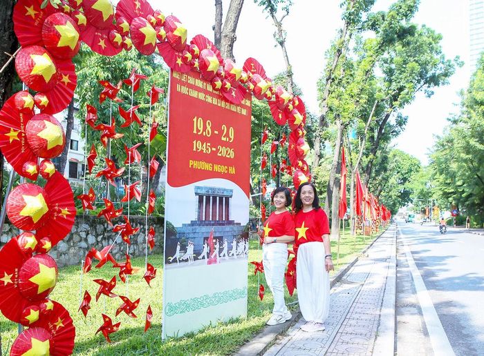Phố Kim Mã (phường Ngọc Hà) được trang hoàng rực rỡ với cờ Tổ quốc, và nhiều tiểu cảnh chào mừng Tết Độc lập.