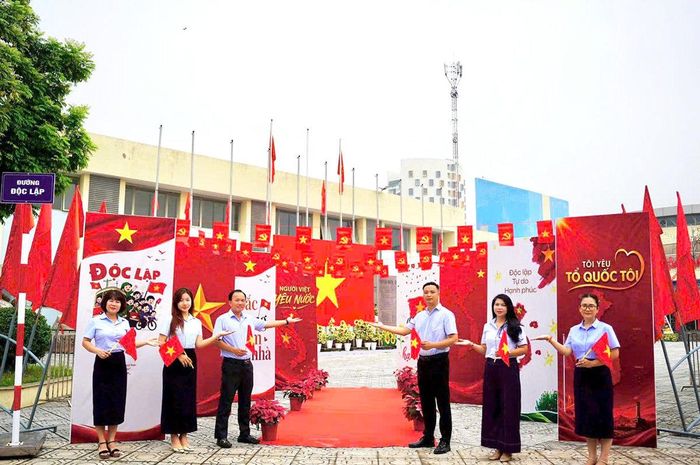 Du khách check-in tại đường Độc Lập trong khuôn viên Không gian văn hóa phường Việt Hưng.
