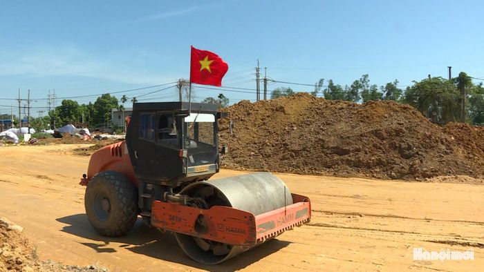 Các mũi thi công vẫn hoạt động 3 ca, 4 kíp. Ảnh: Lại Tấn