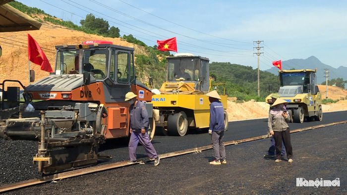 Chế độ của những người công nhân làm việc ngày lễ là 300% lương. Ảnh: Lại Tấn