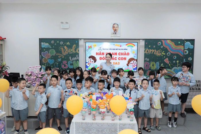 Cô và trò Trường Tiểu học Đô thị Sài Đồng - Phúc Lợi chào năm học mới. Ảnh: SĐ