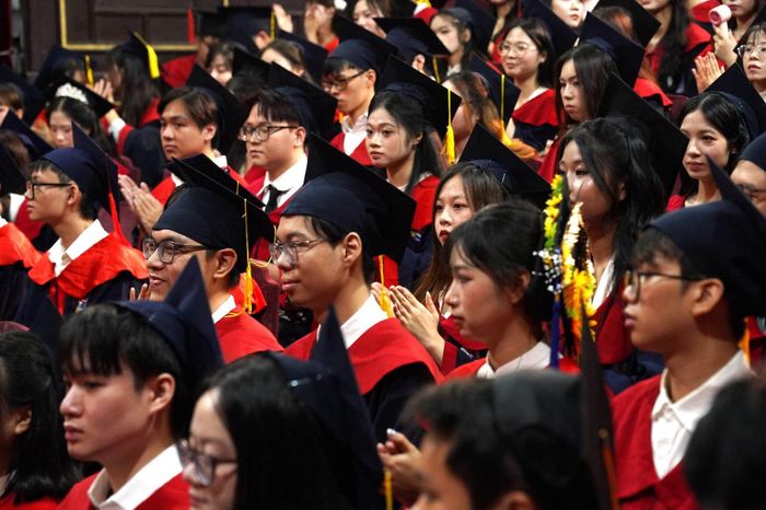 Các tân cử nhân Trường Đại học Khoa học Tự nhiên, Đại học Quốc gia Hà Nội trong lễ nhận Bằng tốt nghiệp 2026. Ảnh: HUS