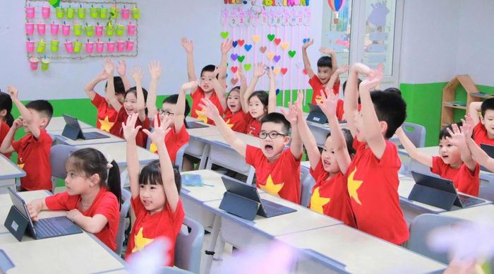 Thầy cô hướng dẫn học sinh sử dụng AI như một công cụ hỗ trợ học tập. Ảnh: NT