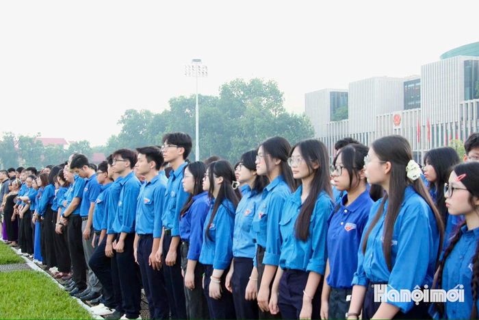 Hòa chung không khí trang nghiêm và xúc động tại Quảng trường Ba Đình trong sáng 2-9, nhiều đoàn viên, thanh niên Thủ đô đã không giấu được niềm tự hào khi được đại diện cho thế hệ trẻ tham dự Lễ Thượng cờ và vào Lăng viếng Bác. Ảnh: Bảo Lâm