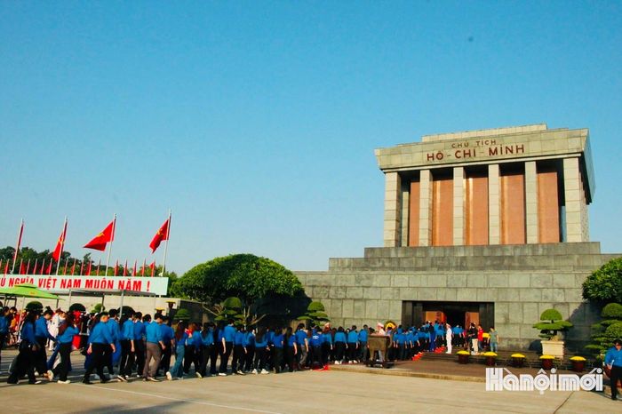 Đoàn đại biểu tuổi trẻ Thủ đô vào Lăng viếng Bác. Ảnh: Bảo Lâm