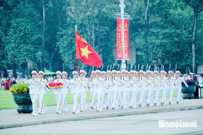 Đội nghi lễ trang nghiêm tiến vào Quảng trường. Ảnh: Bảo Lâm