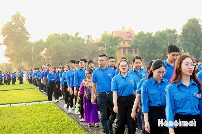 Màu áo xanh thanh niên Thủ đô nổi bật giữa dòng người về dự Lễ Thượng cờ nhân kỷ niệm 81 năm Quốc khánh 2-9. Ảnh: Bảo Lâm