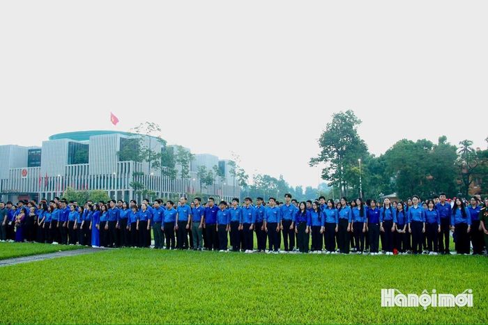 200 đoàn viên, thanh niên tiêu biểu Thủ đô dự Lễ Thượng cờ. Ảnh: Bảo Lâm