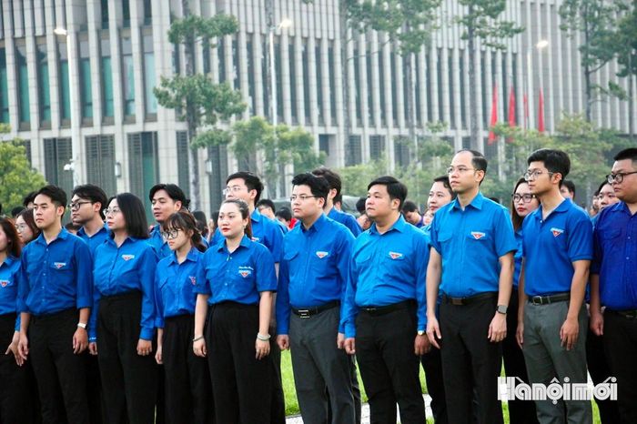 Các đại biểu Trung ương Đoàn và Thành đoàn Hà Nội tham dự Lễ Thượng cờ. Ảnh: Bảo Lâm