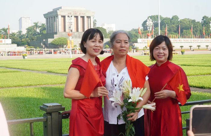 Người dân háo hức hòa chung không khí rộn ràng ngày Quốc khánh. Ảnh: Phương Ngân