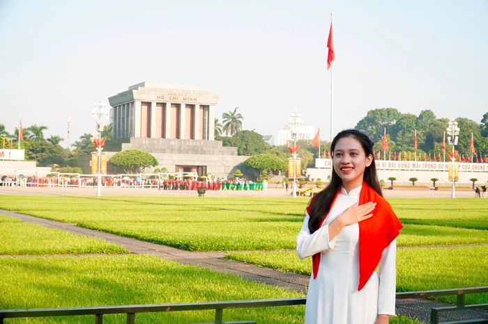 Các bạn trẻ có mặt tại Quảng trường Ba Đình từ sáng sớm ngày 2-9. Ảnh: Phương Ngân