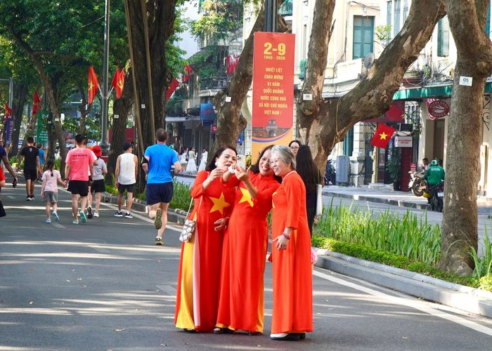 Người dân rộn ràng xuống phố, hòa mình vào không khí vui tươi của ngày Quốc khánh 2-9. Ảnh: Phương Ngân