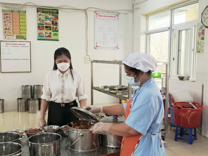 Người đứng đầu các cơ sở giáo dục chịu trách nhiệm trực tiếp trong việc kiểm soát bữa ăn hằng ngày. Ảnh: TA