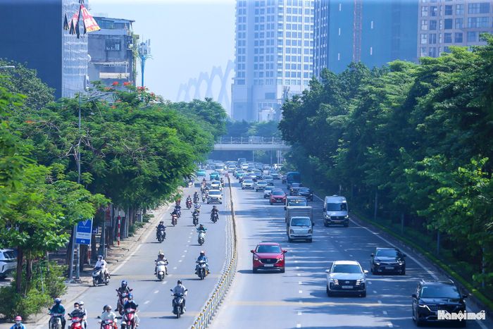 Tại các tuyến đường Nguyễn Chí Thanh, Trần Duy Hưng, Võ Chí Công, Hoàng Quốc Việt, Cầu Giấy, Huỳnh Thúc Kháng..., phương tiện bắt đầu đông hơn so với những ngày trước của kỳ nghỉ lễ. Dù vậy, giao thông vẫn cơ bản thông thoáng, các phương tiện lưu thông bình thường.
