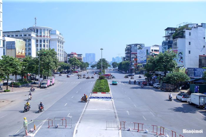 Ghi nhận của phóng viên, trong sáng cùng ngày, tại khu vực Hồ Tây, lượng phương tiện lưu thông ở mức khá nhưng các dòng xe vẫn duy trì ổn định. Người dân có thể di chuyển thuận lợi trên các tuyến đường quanh khu vực, không xảy ra tình trạng ùn tắc kéo dài.