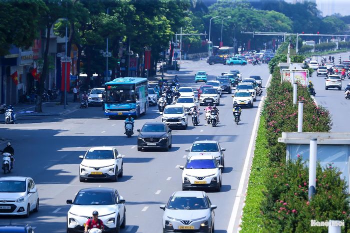 Lượng phương tiện có xu hướng tăng dần trong ngày 2-9, khi kỳ nghỉ lễ kết thúc. Tuy nhiên, tại nhiều tuyến đường chính, khoảng cách giữa các phương tiện vẫn được duy trì, dòng xe di chuyển liên tục, chưa xuất hiện tình trạng ùn ứ.