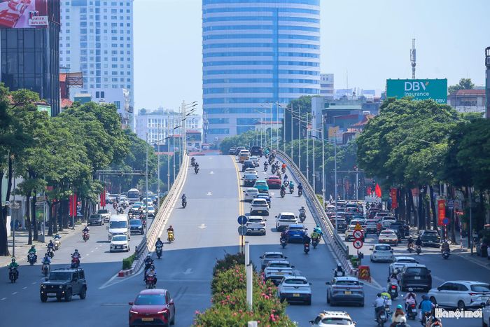 Các tuyến Nguyễn Chí Thanh, Trần Duy Hưng vốn là những trục giao thông quan trọng, kết nối nhiều khu vực của thành phố. Trong ngày cuối kỳ nghỉ lễ, lưu lượng phương tiện gia tăng nhưng việc tổ chức giao thông và khả năng lưu thông trên đường vẫn được duy trì ổn định.