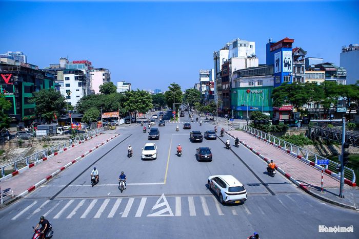 Ngày 2-9 cũng là thời điểm người dân kết thúc kỳ nghỉ lễ và trở lại nhịp sinh hoạt, làm việc thường ngày. Do đó, lưu lượng phương tiện dự kiến tiếp tục tăng trong các khung giờ tiếp theo. Việc giao thông duy trì thông thoáng trong buổi sáng giúp người dân chủ động hành trình, hạn chế tình trạng ùn tắc trên các tuyến đường cửa ngõ và khu vực trung tâm.