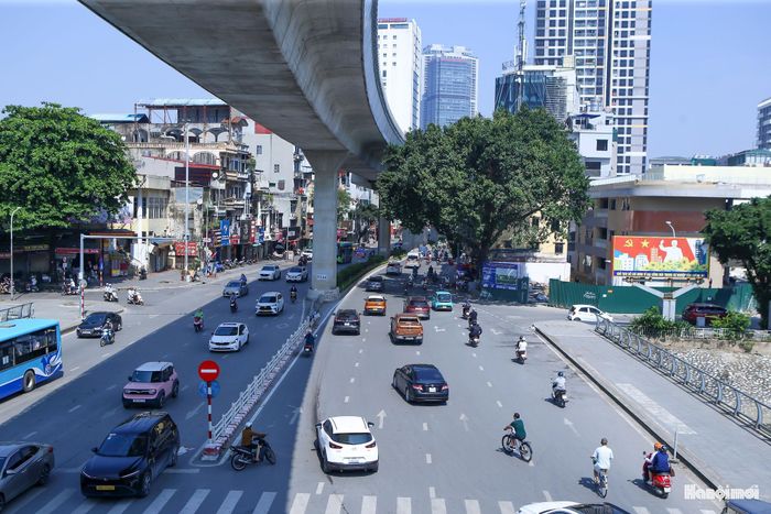 Tại khu vực Cầu Giấy và Huỳnh Thúc Kháng, phương tiện cũng tăng dần theo thời gian. Tuy nhiên, người dân vẫn có thể di chuyển tương đối thuận lợi.