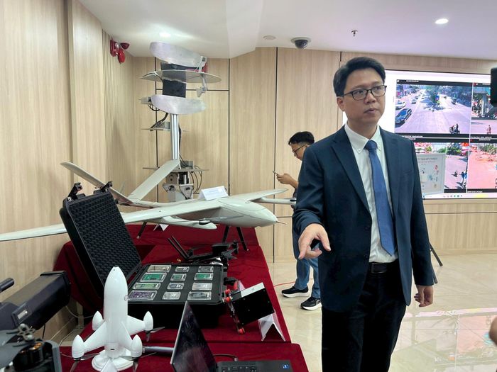 Đại diện Công ty Tháng 8 thuộc Công an thành phố giới thiệu sản phẩm. Ảnh: Bảo Hân