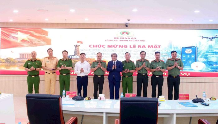 Lãnh đạo thành phố trong lễ ra mắt. Ảnh: Bảo Hân