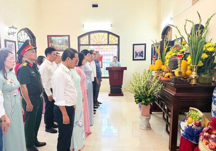 Các đại biểu đã dành một phút tưởng niệm Chủ tịch Hồ Chí Minh. Ảnh: PV