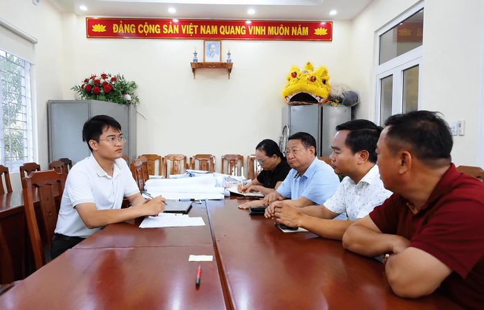 Bí thư Chi bộ thôn Chi Đông 3 làm việc với lãnh đạo Đảng ủy, UBND xã Quang Minh. Ảnh: Nhân vật cung cấp.