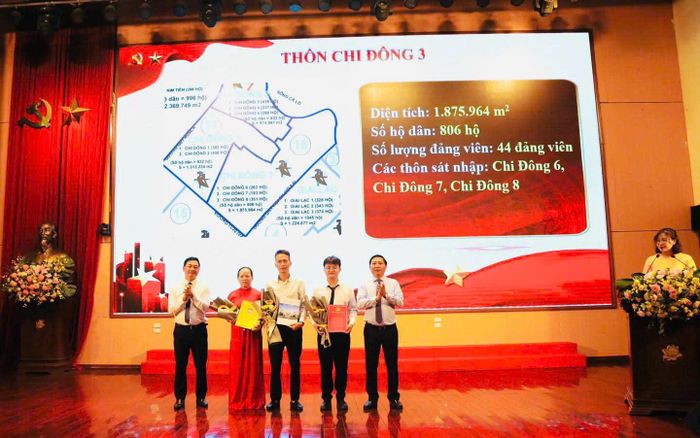 Đồng chí Nguyễn Duy Chương (thứ 2 bên phải) được tín nhiệm giao cương vị Bí thư Chi bộ thôn Chi Đông 3, xã Quang Minh. Ảnh: Đảng bộ xã Quang Minh.