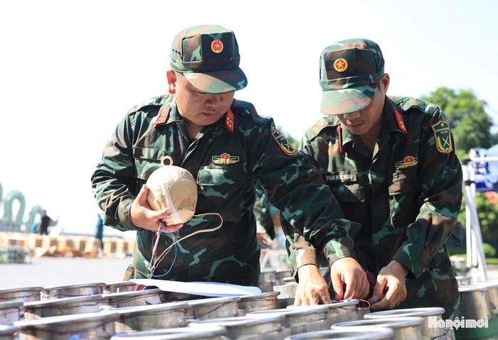 Cán bộ, chiến sĩ lắp đặt giàn pháo hoa tầm cao.
