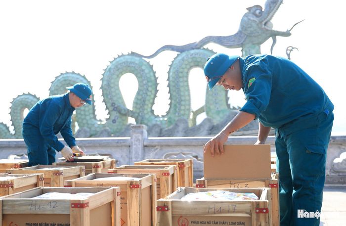 Tổng số pháo hoa nổ tầm cao là 3.700 quả. Trong đó, 2 trận địa tại phường Hoàn Kiếm mỗi trận địa 800 quả; 3 trận địa tại các phường Từ Liêm, Tây Hồ và Hai Bà Trưng mỗi trận địa 700 quả.