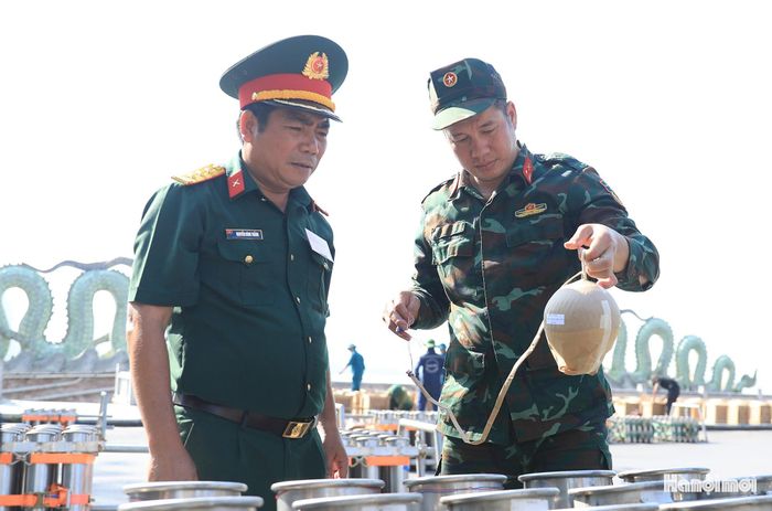 Thượng tá Nguyễn Đình Thắng, Chỉ Huy trưởng Ban Chỉ huy Quân sự phường Tây Hồ cho biết: “Thời điểm hiện tại, chúng tôi đã nhận đủ số lượng pháo hoa và triển khai lắp đặt. Trong quá trình triển khai, chúng tôi phối hợp chặt chẽ với các lực lượng chữa cháy, y tế…để bảo đảm an toàn tuyệt đối”.