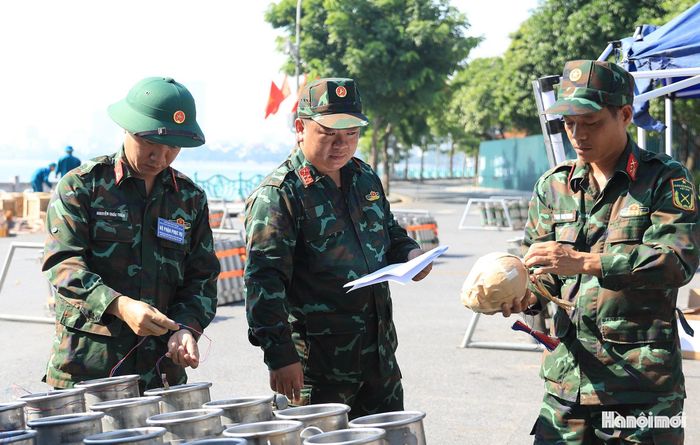 Quá trình lắp đặt pháo hoa được thực hiện nghiêm ngặt.