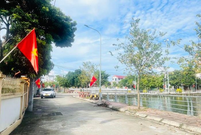 Xã Phúc Lộc rực rỡ sắc đỏ cờ Tổ quốc ngày Quốc Khánh. Ảnh: Vân Anh