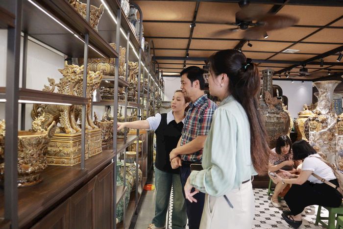 Du khách tham quan trải nghiệm ở làng nghề Bát Tràng. Ảnh: Minh Phú