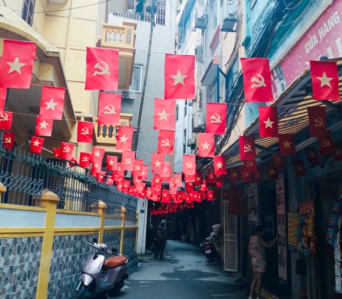 Diện mạo đô thị khang trang cùng không khí phấn khởi, tự hào lan tỏa tại các khu dân cư, tuyến phố, tạo điểm nhấn trong ngày Tết Độc lập. Ảnh: HT